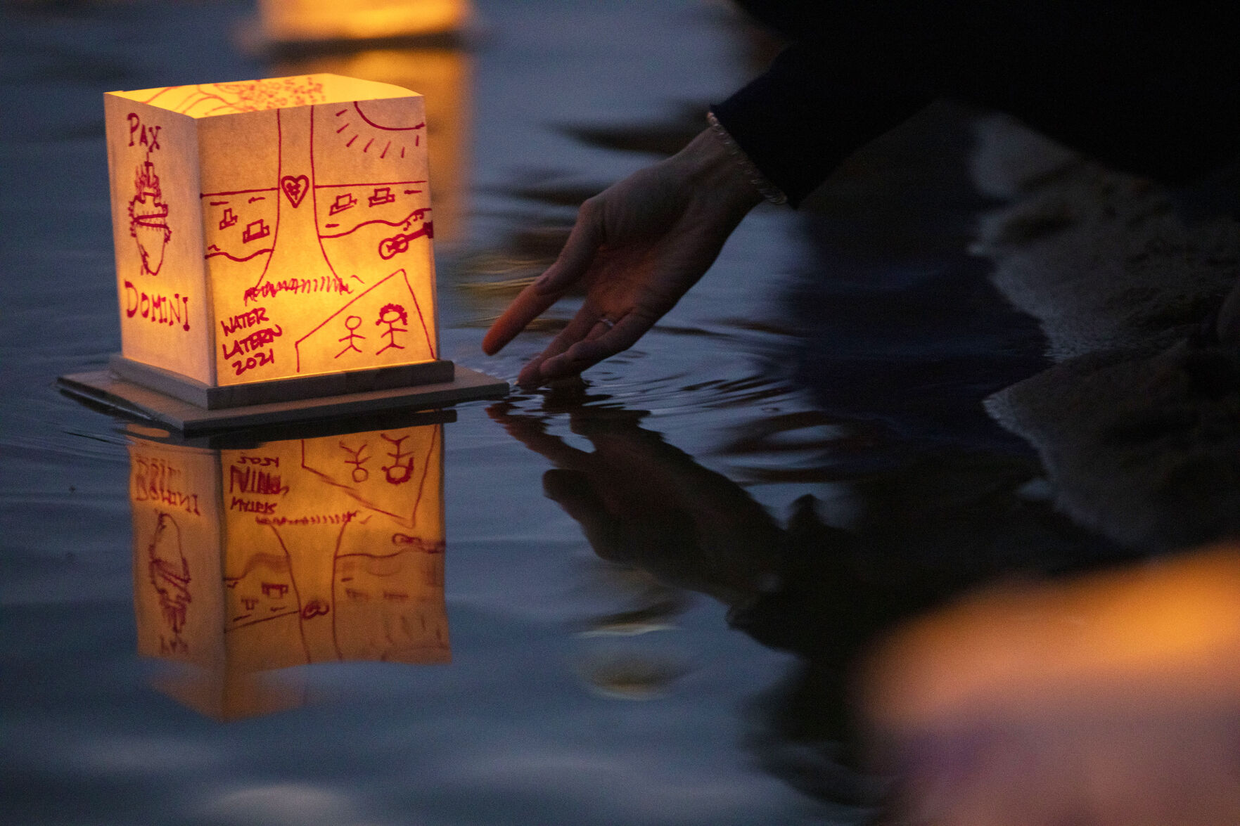 071221-news-waternlantern 02.jpg